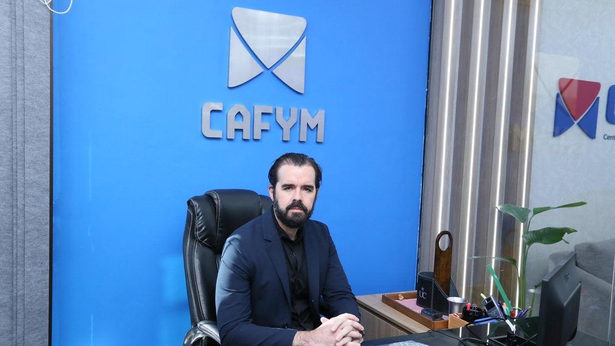 Presidente del CAFYM en la oficina del gremio